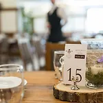Revesz Hotel, Restaurant And Rosa 3*