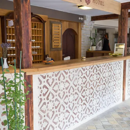 Revesz Hotel, Restaurant And Rosa Hotel 3*