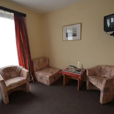 Revesz Hotel, Restaurant And Rosa 3*