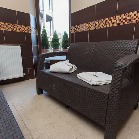 Hotel Revesz Hotel, Restaurant And Rosa