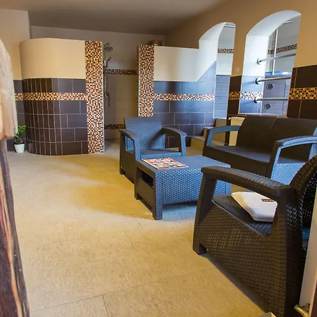 Revesz Hotel, Restaurant And Rosa