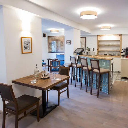 Revesz Hotel, Restaurant And Rosa