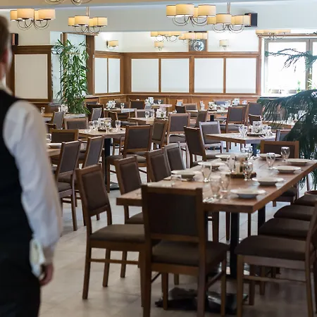Revesz Hotel, Restaurant And Rosa Hotel