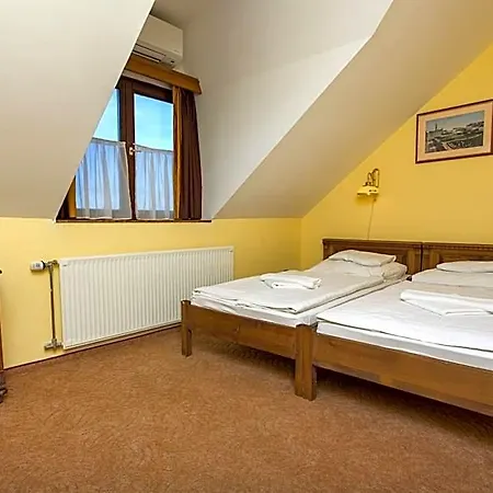Révész Hotel, Restaurant&rosa Hotel Győr