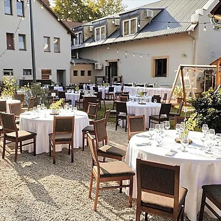 Revesz Hotel, Restaurant And Rosa Hotel