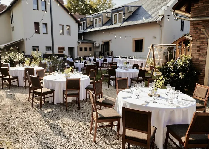 Ξενοδοχείο Revesz Hotel, Restaurant And Rosa 3*