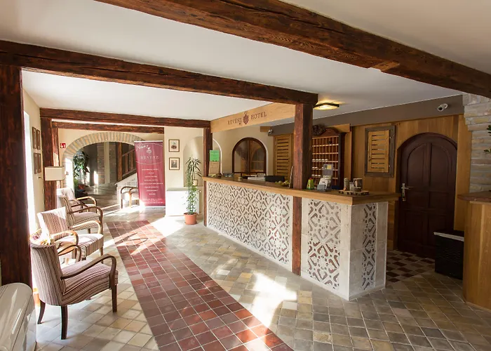 Revesz Hotel, Restaurant And Rosa 3*