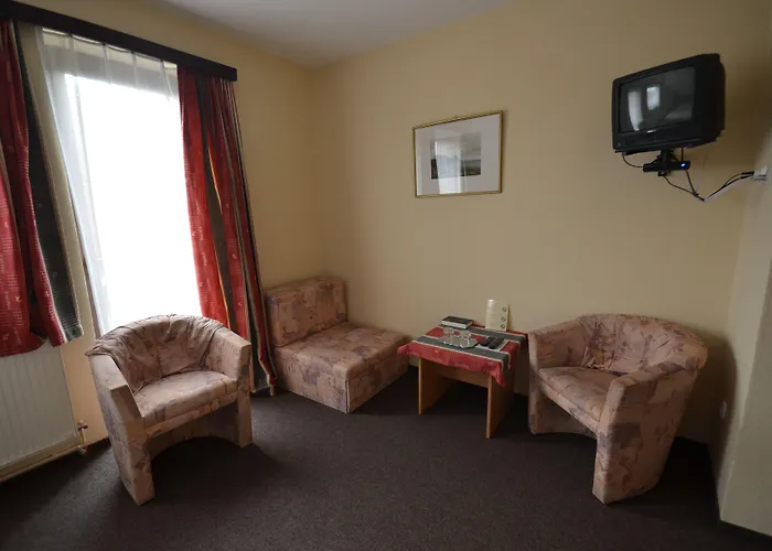 Revesz Hotel, Restaurant And Rosa 3*