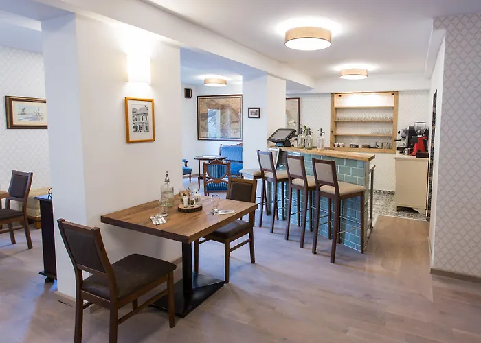 Revesz Hotel, Restaurant And Rosa