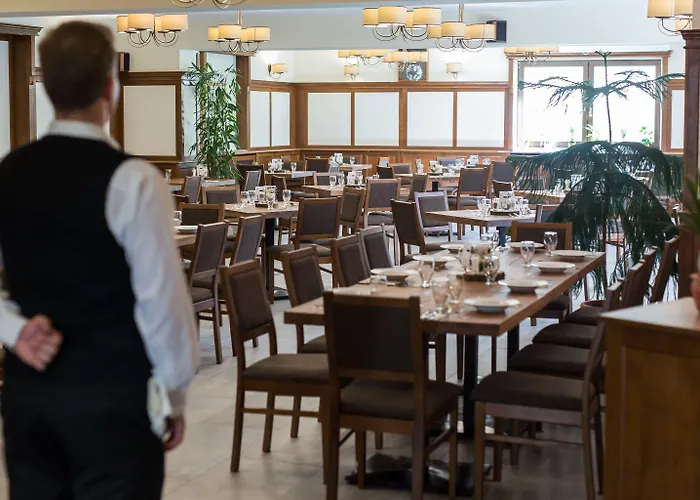 Revesz Hotel, Restaurant And Rosa 호텔
