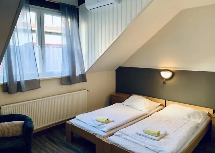Revesz Hotel, Restaurant And Rosa Hotel 3*